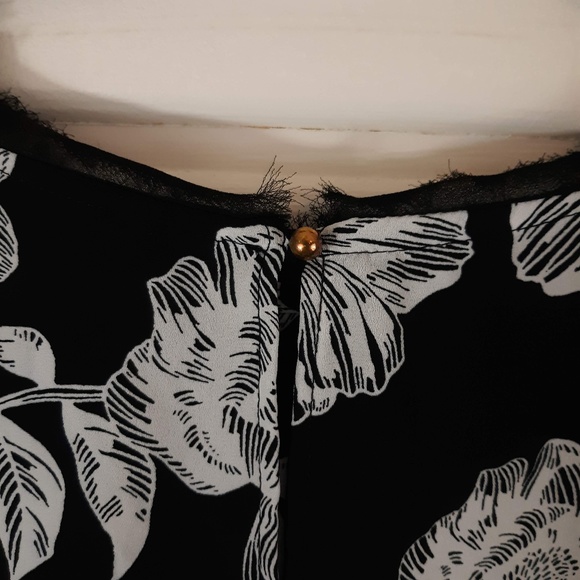 Who What Wear Black Floral Blouse - Picture 4 of 6